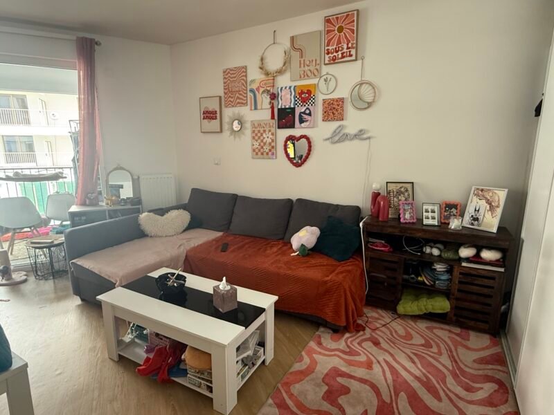 Studio avec terrasse, au pied du tram t1 et grand Leclerc juste en face