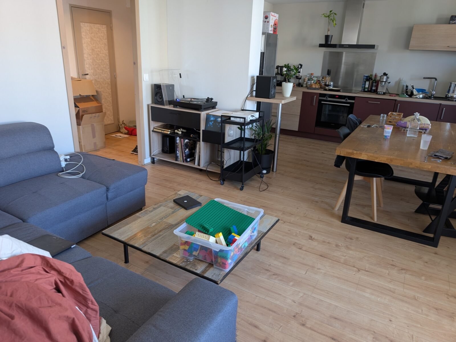 Chambre dans T4, avec balcon, tramway et bus à proximité, lumineux, cuisine équipée