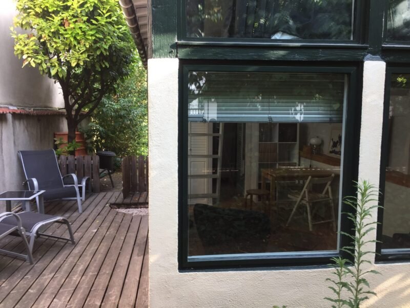 STUDIO MEUBLE AVEC TERRASSE