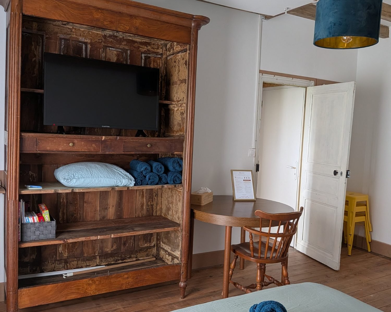 Appartement cosy avec vue sur château & chevaux.