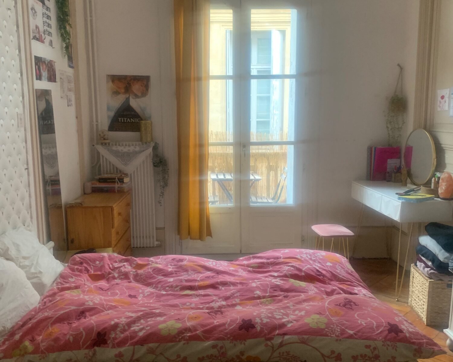 Grande chambre - dans grand appartement de 110 m2 en centre ville avec balcon