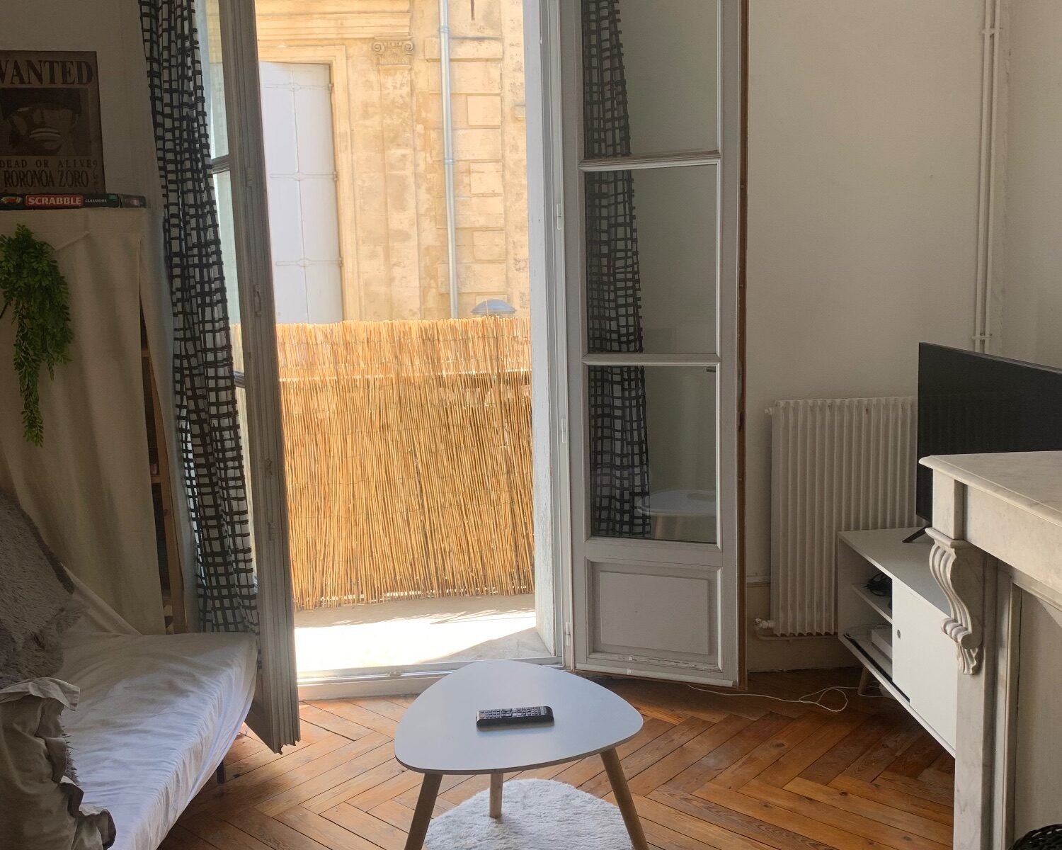 Grande chambre - dans grand appartement de 110 m2 en centre ville avec balcon