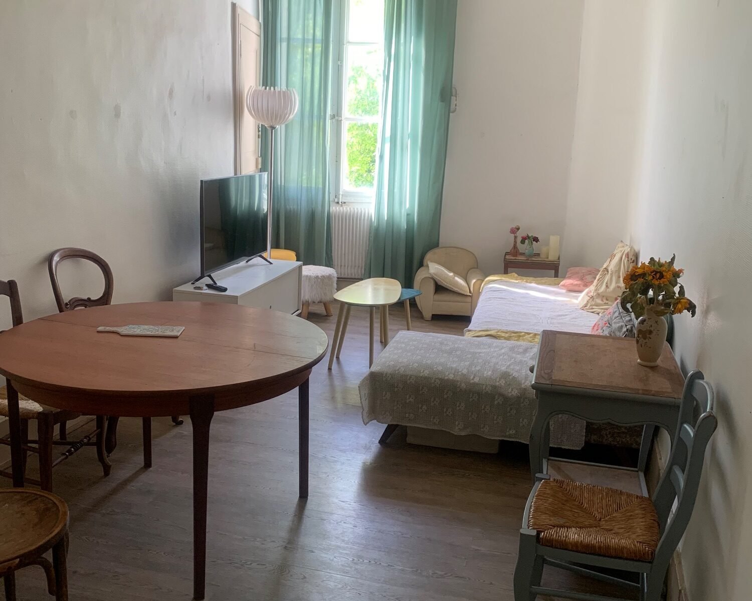 Grande chambre - dans grand appartement de 110 m2 en centre ville avec balcon