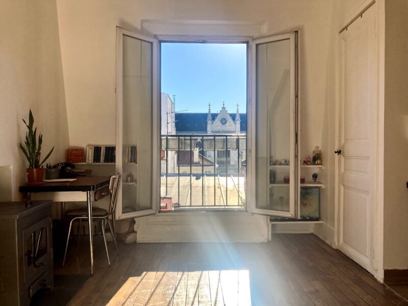Logement calme et central dans le quartier vivant de la Goutte d'Or.