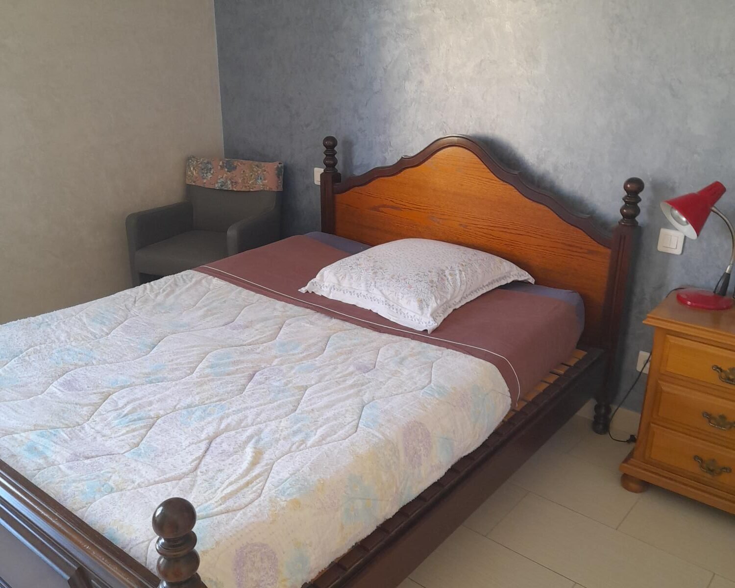 Chambre individuelle avec coin douche.