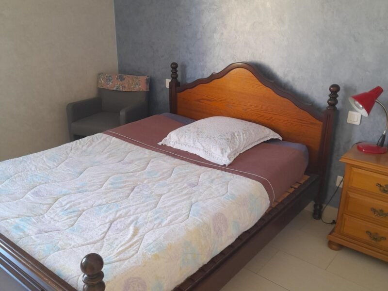 Chambre individuelle avec coin douche.