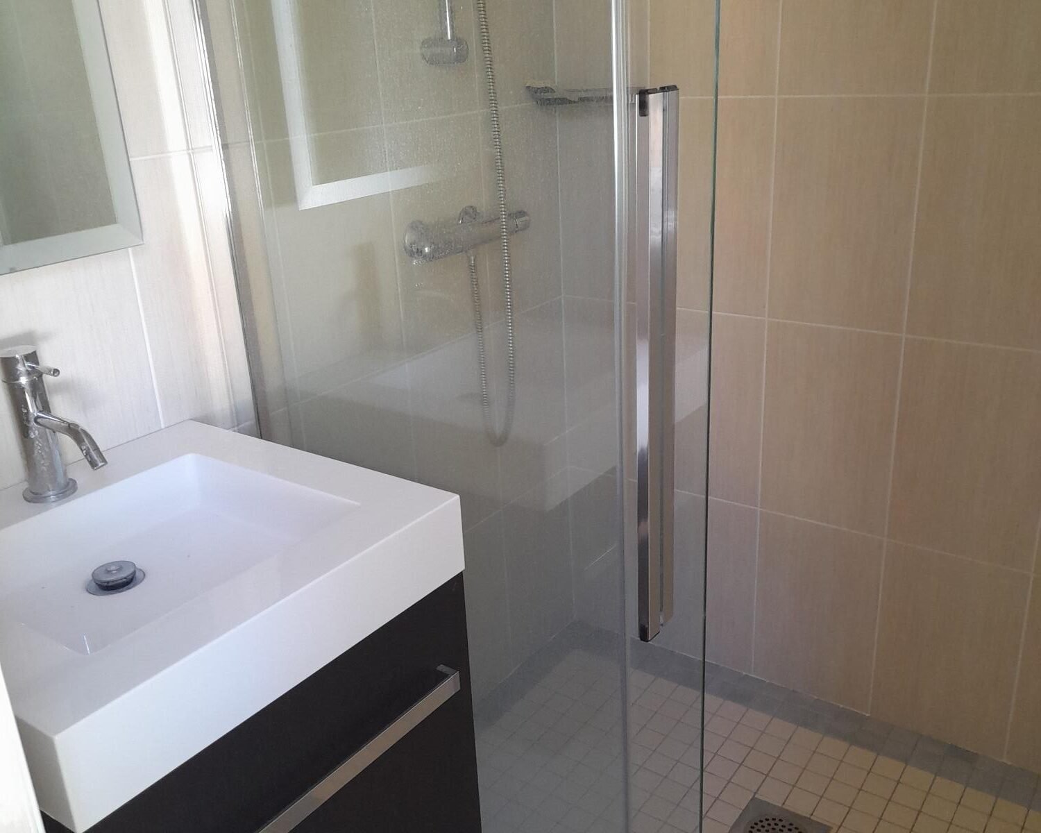 Chambre individuelle avec coin douche.