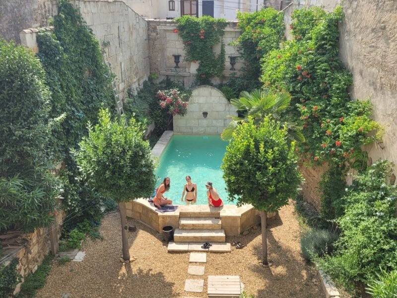 Maison ancienne en pierre rénovée, beaucoup charme, , avec jardin calme.