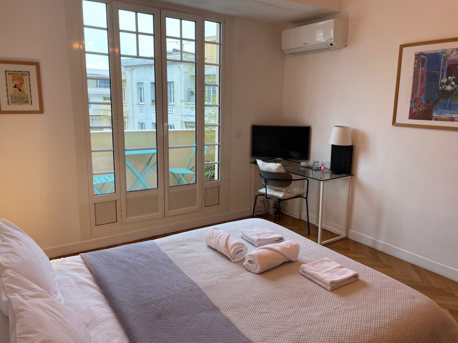 Chambre lumineuse au dernier étage dans le centre de Nice