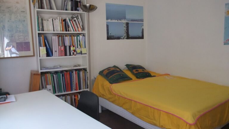 Chambre privée dans un appartement familial, en centre-ville.