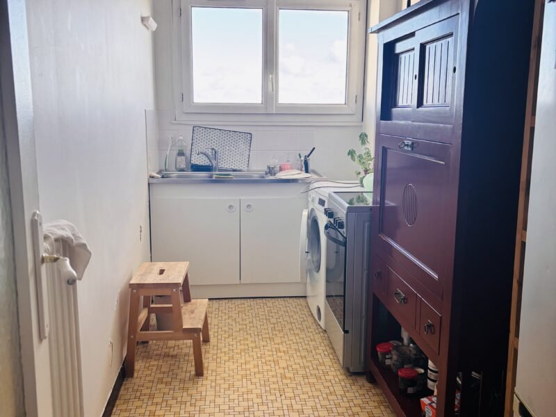 Studio avec balcon situé à deux pas de la station de métro Carnot-Romainville.