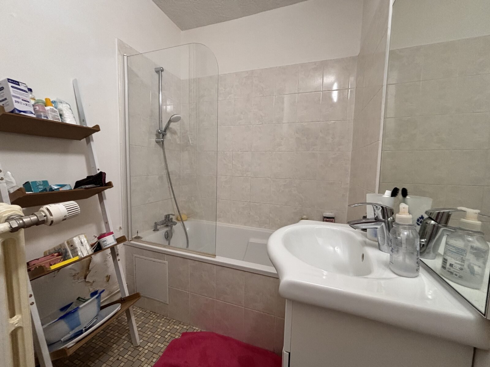 Studio avec balcon situé à deux pas de la station de métro Carnot-Romainville.