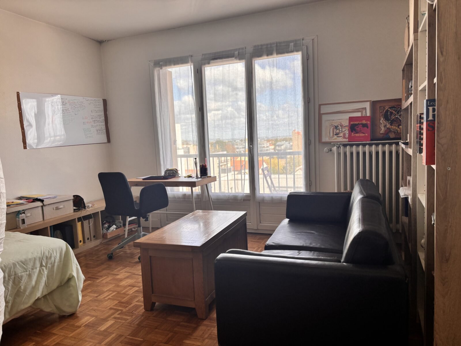 Studio avec balcon situé à deux pas de la station de métro Carnot-Romainville.