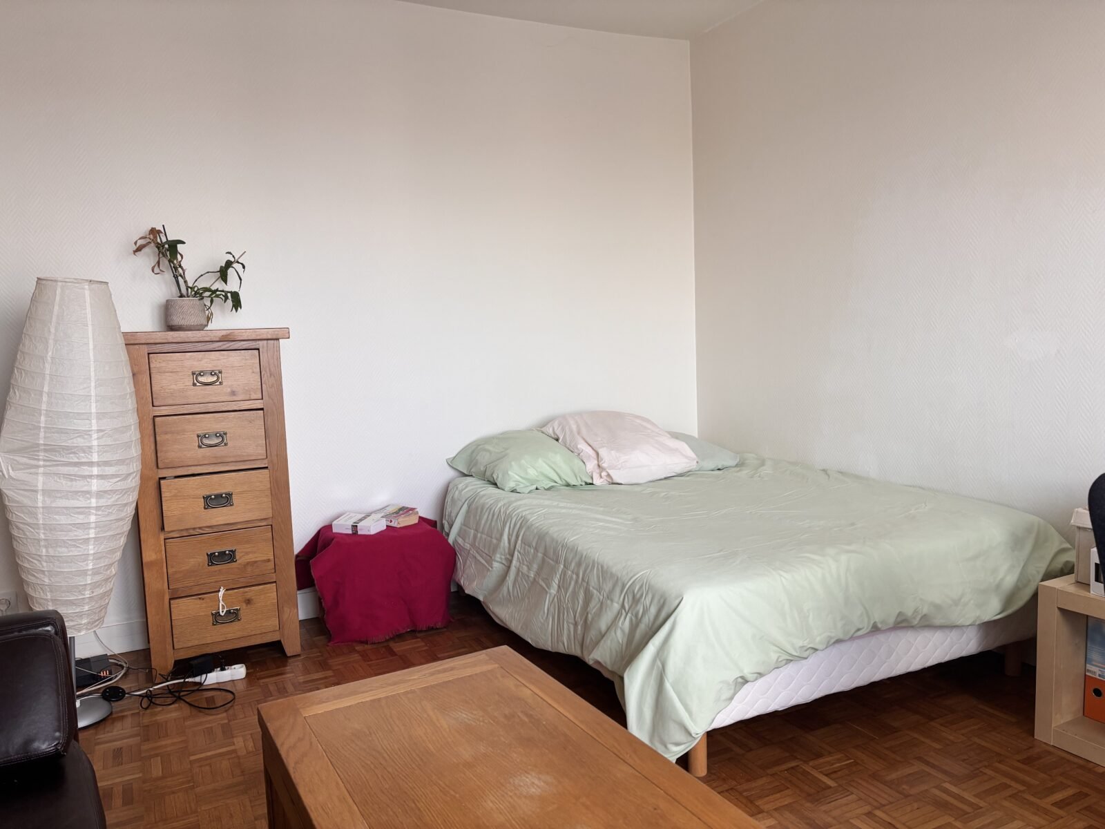 Studio avec balcon situé à deux pas de la station de métro Carnot-Romainville.