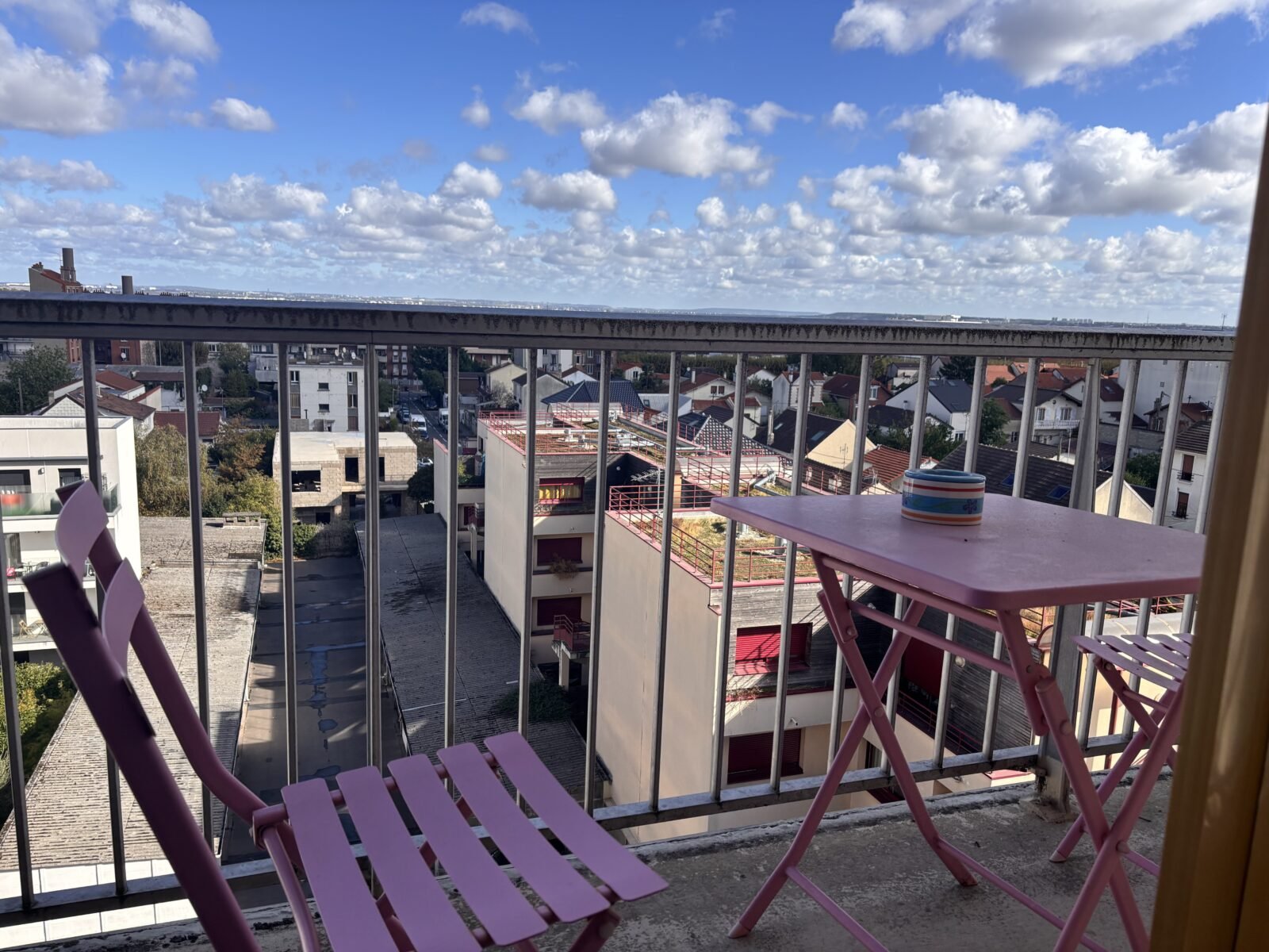 Studio avec balcon situé à deux pas de la station de métro Carnot-Romainville.