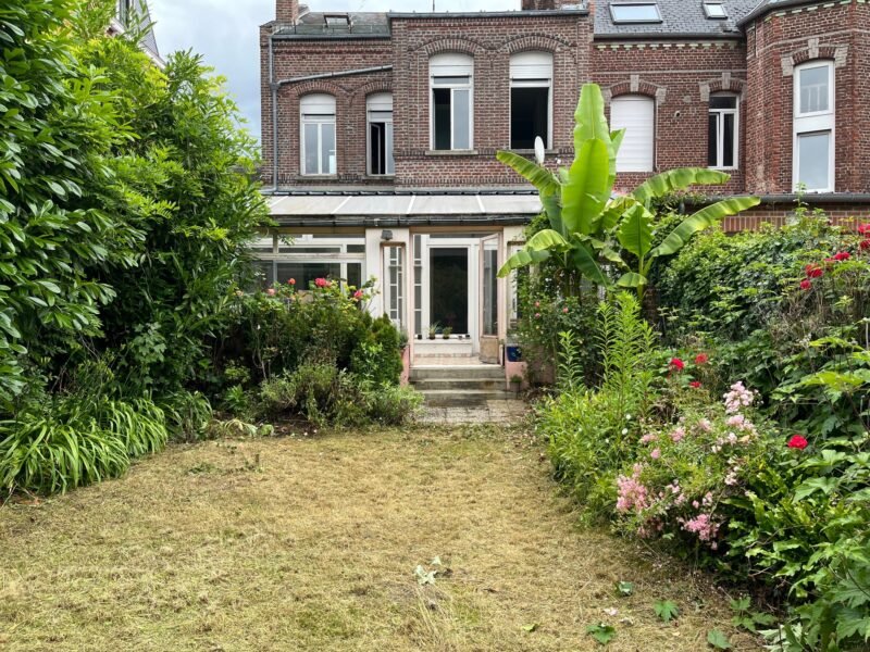 Maison de ville accueillante et créative (en travaux) avec un grand jardin