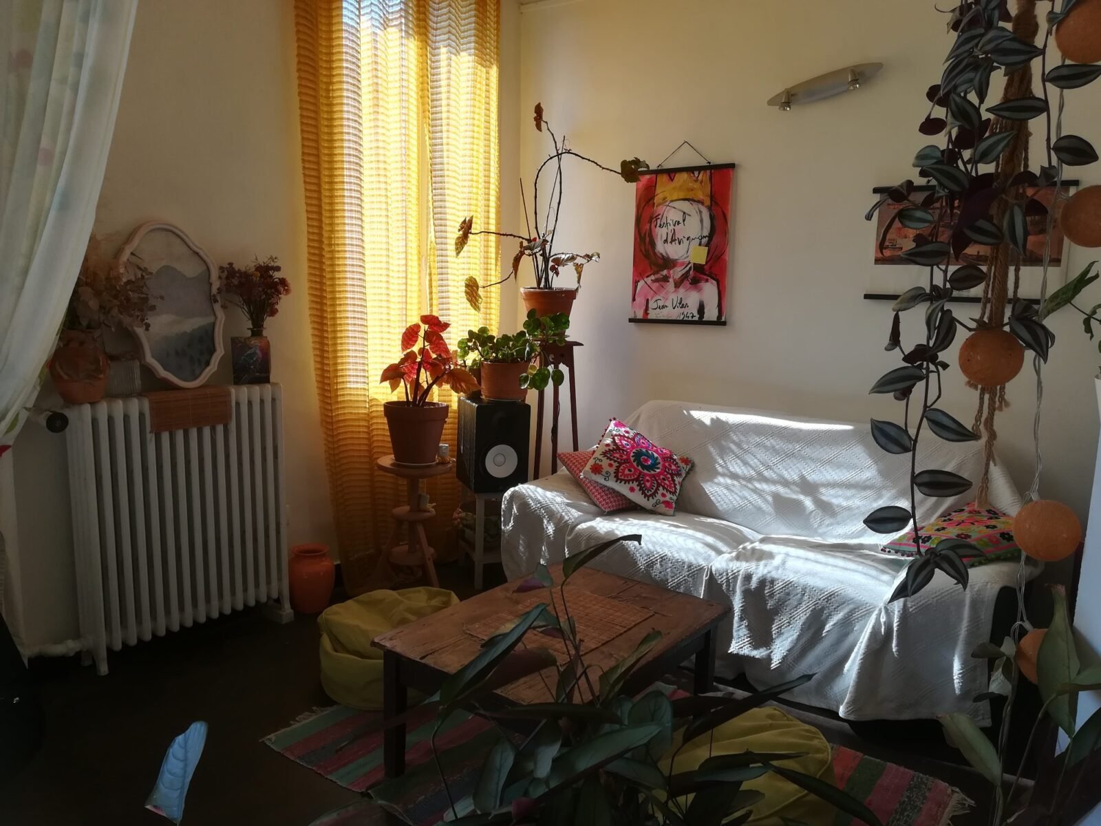 Chambre dans appartement lumineux intra-muros.
