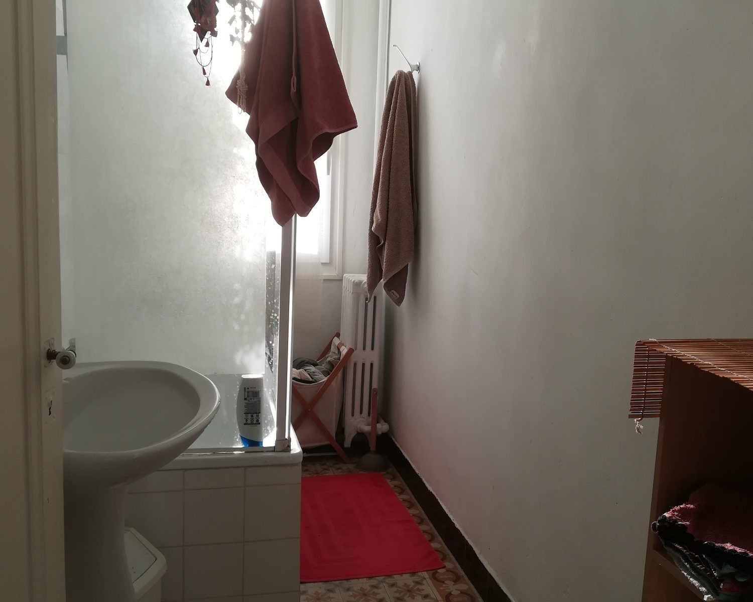 Chambre dans appartement lumineux intra-muros.
