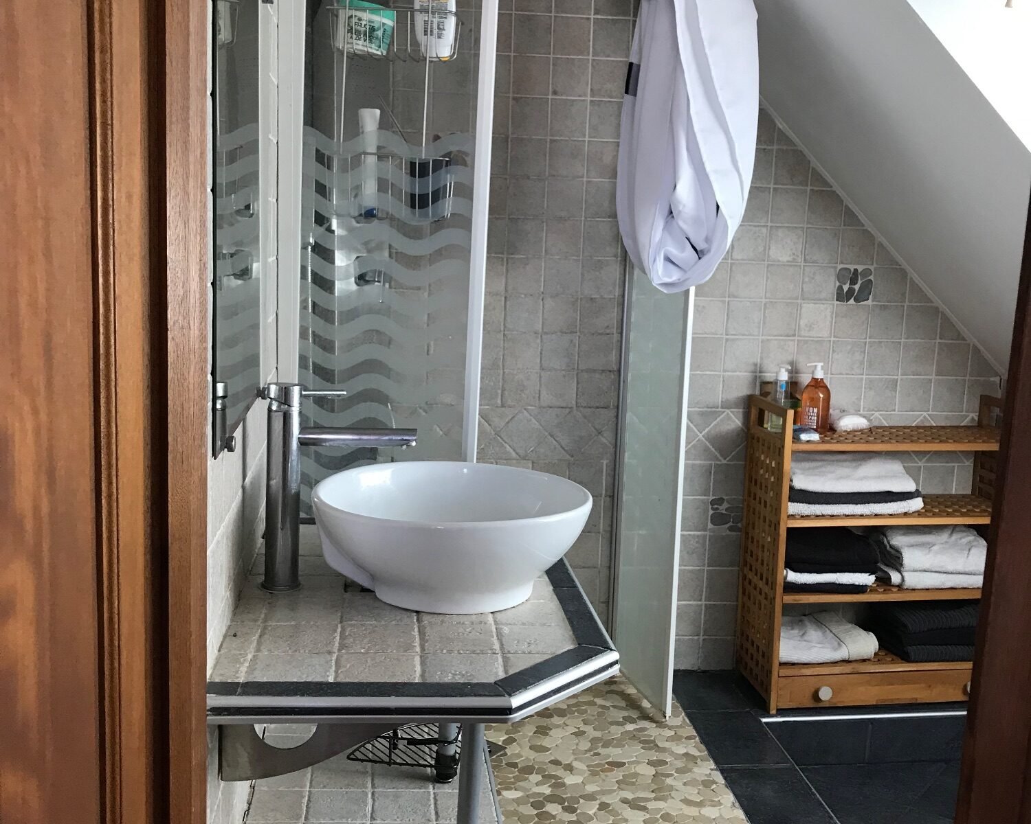 Vaste chambre privée entrée indépendante (salle d’eau/espace cuisine/terrasse à partager)