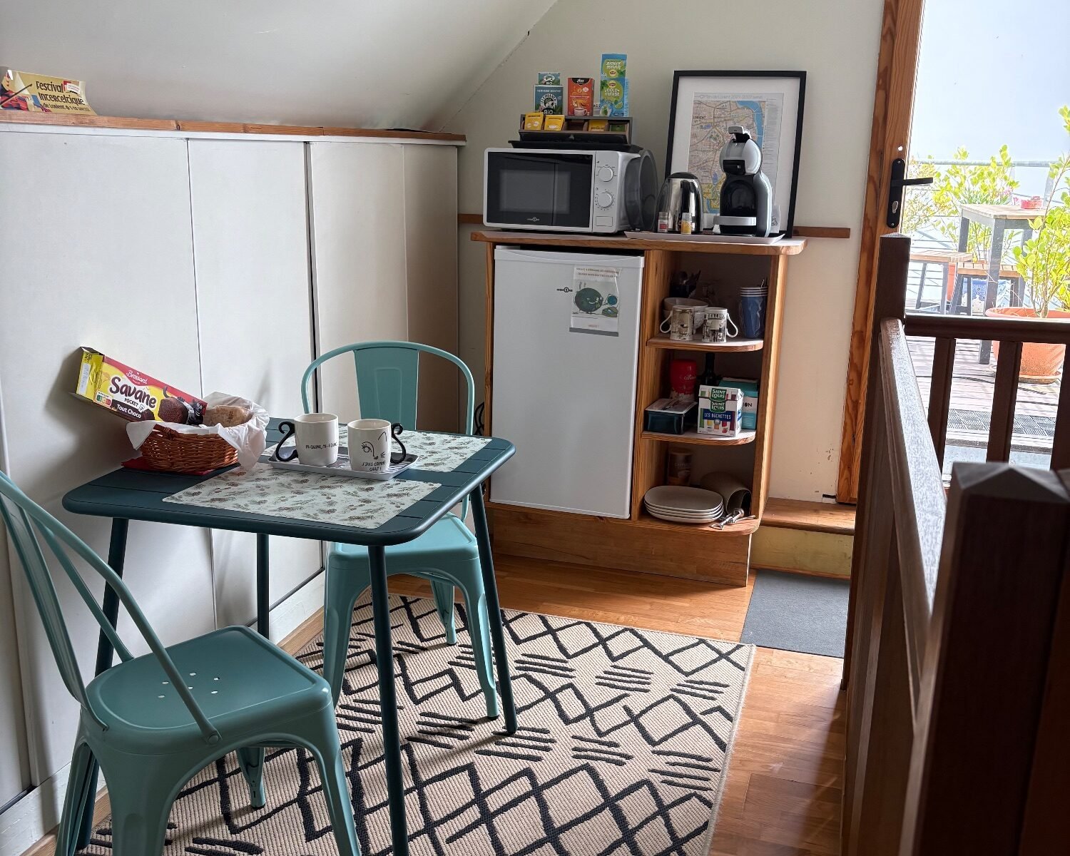 Vaste chambre privée entrée indépendante (salle d’eau/espace cuisine/terrasse à partager)