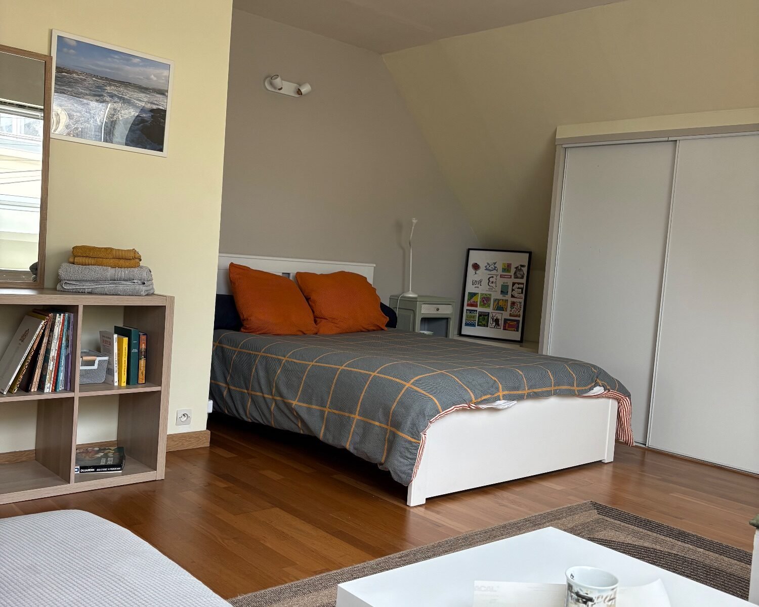 Vaste chambre privée entrée indépendante (salle d’eau/espace cuisine/terrasse à partager)