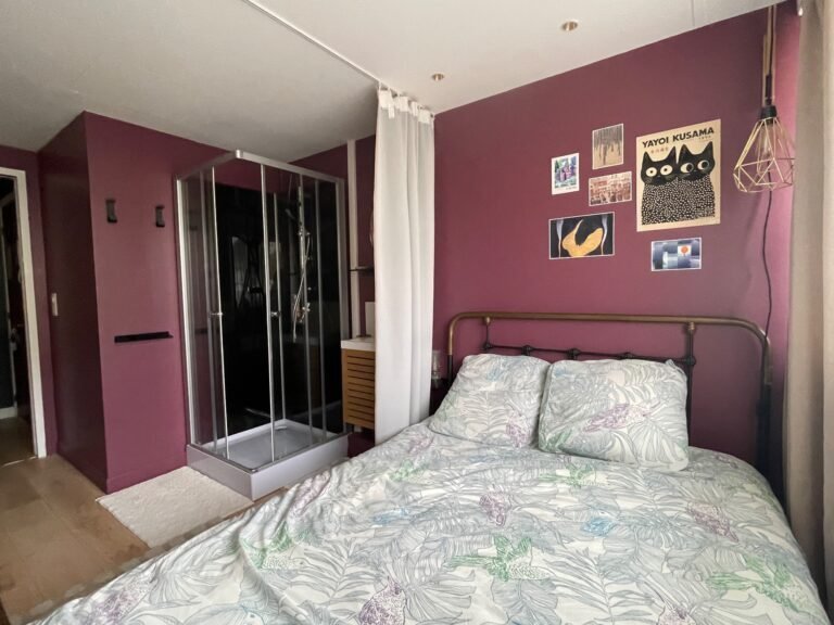 Chambre au calme avec sa douche et lavabo