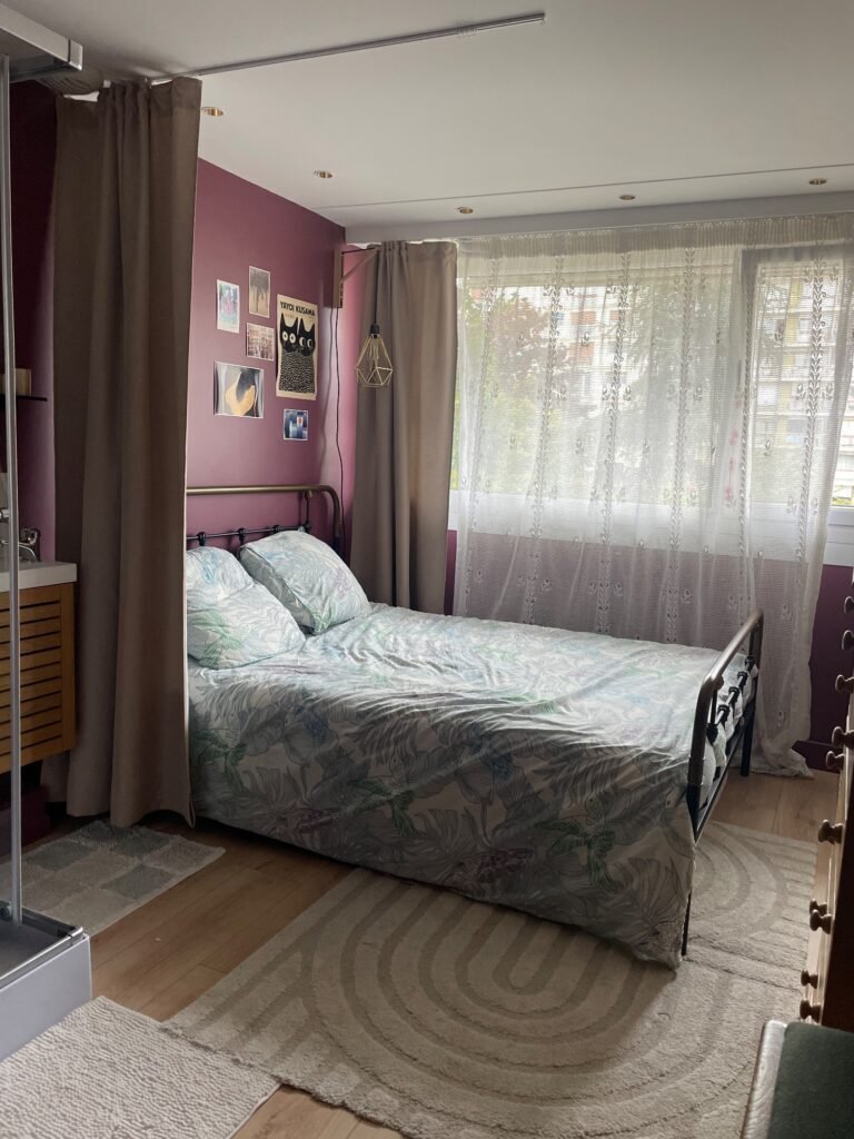 Chambre au calme avec sa douche et lavabo