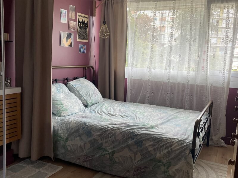 Chambre au calme avec sa douche et lavabo