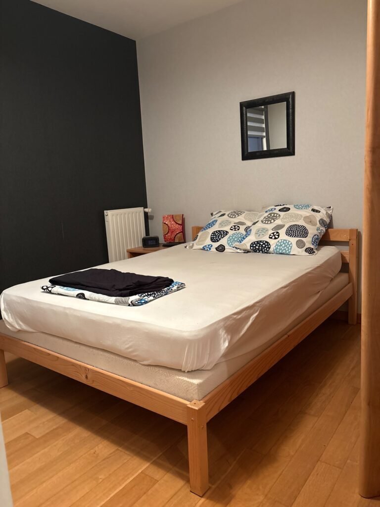 Ch dans maison de 120m2 sur 3 niveaux – 2 douches, 3 WC, véranda et jardin ombragé.