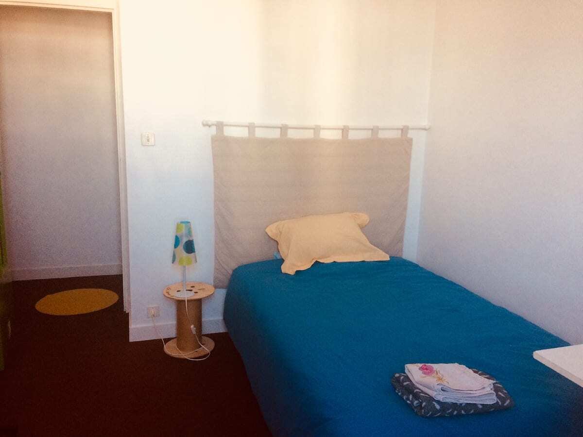 Chambre disponible à 2 Min À pied du Centre-Ville