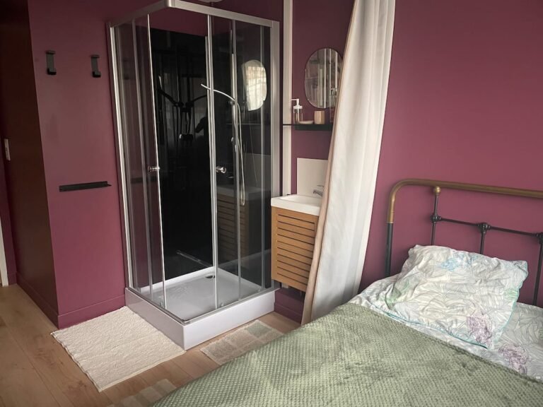 Chambre au calme avec sa douche et lavabo