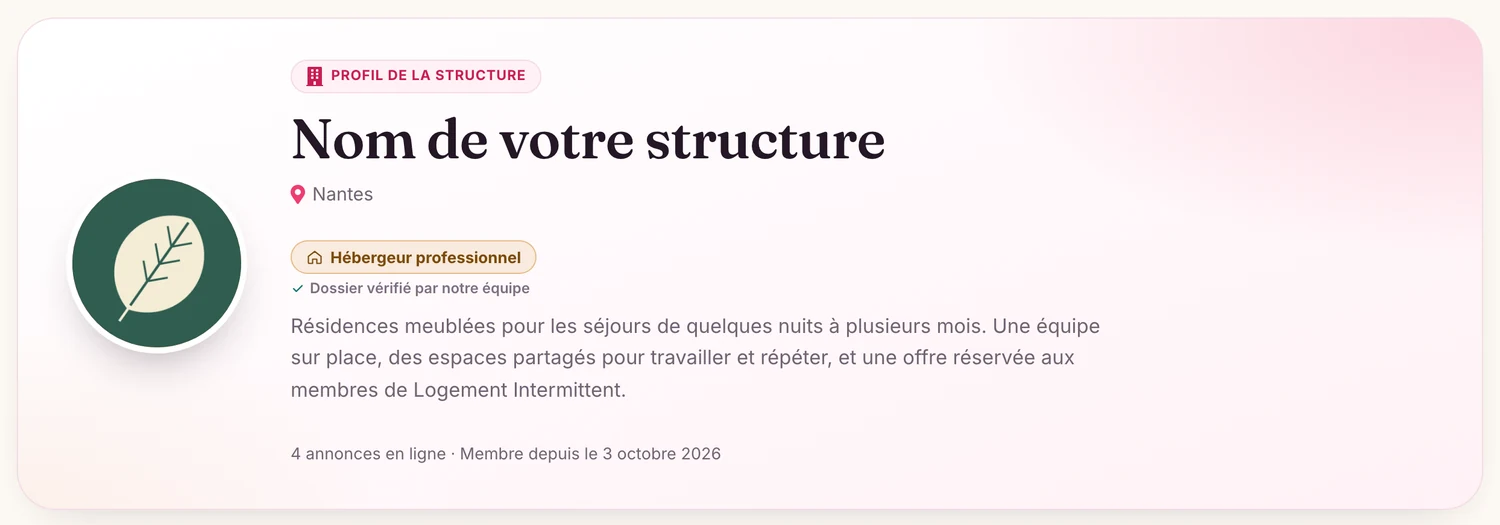 Ce que voit un voyageur : le haut de la page publique, avec le logo, le nom, la ville, l'étiquette d'activité et la présentation.