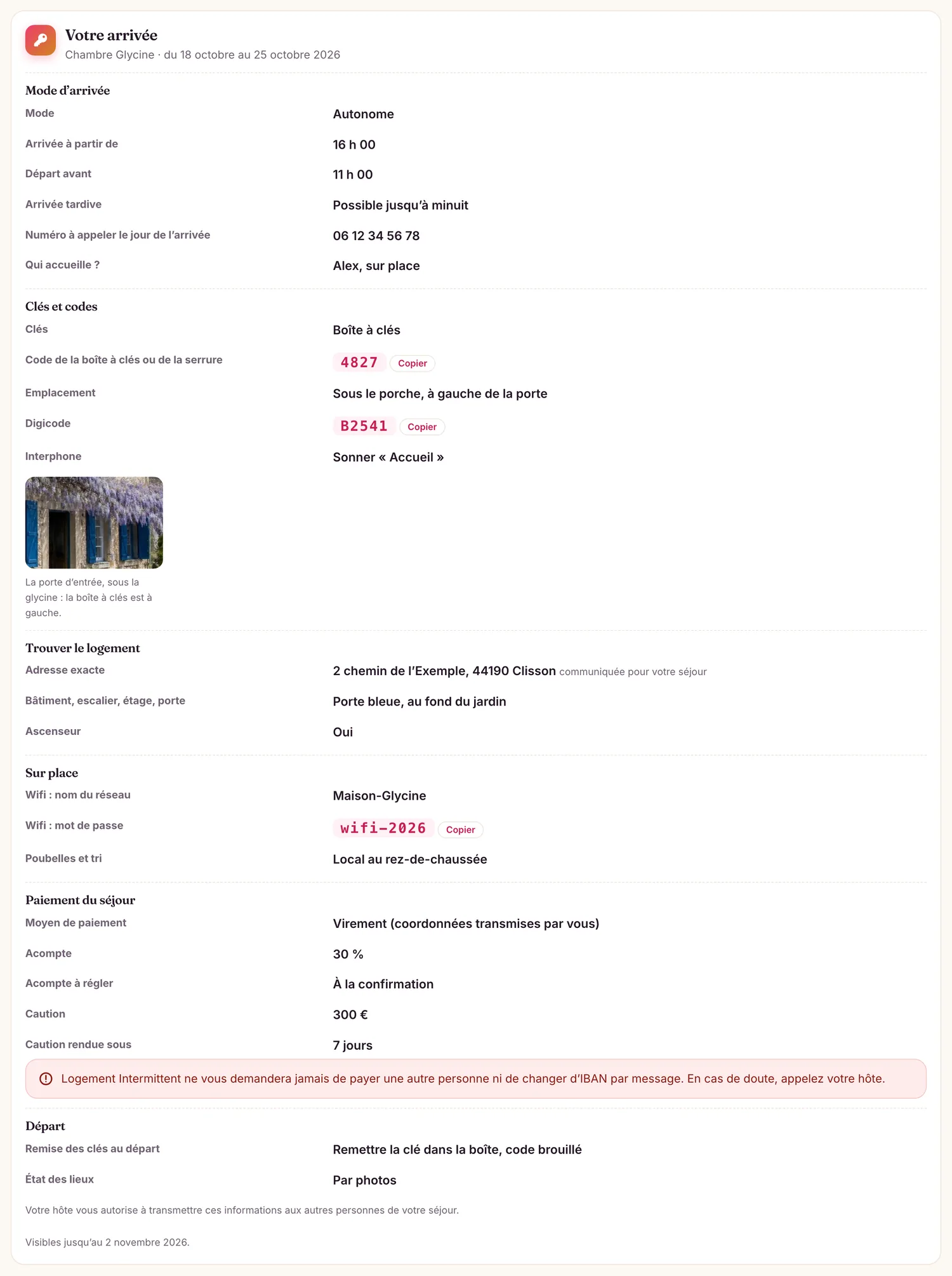 Ce que voit le voyageur dans l’onglet « Infos » : « Votre arrivée », avec les codes à copier.