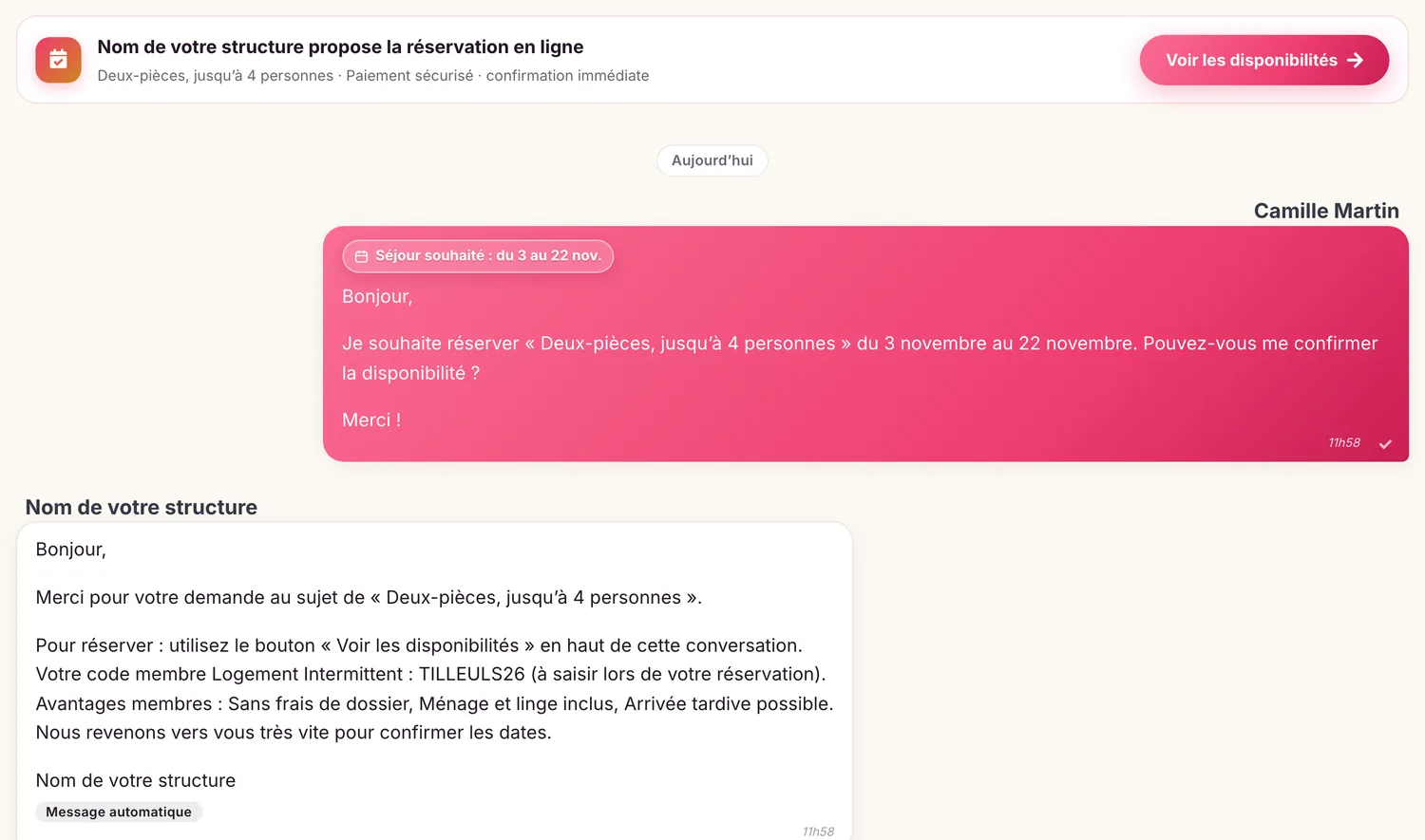 Côté voyageur : le bandeau « … propose la réservation en ligne » en haut de la conversation, puis la réponse automatique.